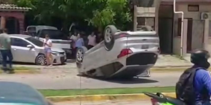 Conductor pierde el control y vuelca su vehículo en bulevar de La Lima