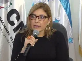 Ana Paola Hall pone a disposición su cargo en el CNE