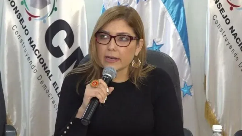 Ana Paola Hall pone a disposición su cargo en el CNE