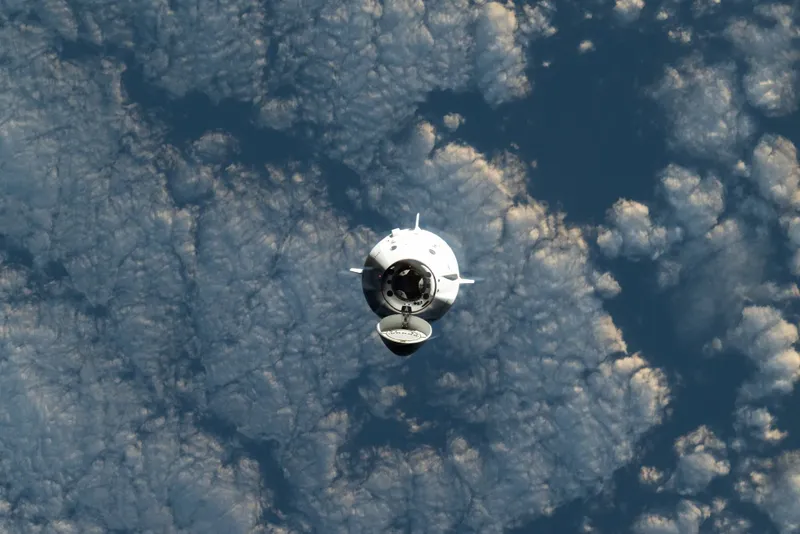 Astronautas regresan Tierra