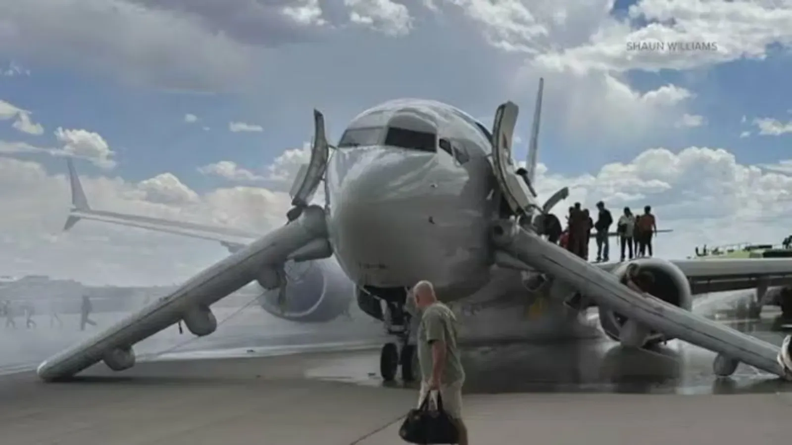 Evacuan avión Denver tras incendio