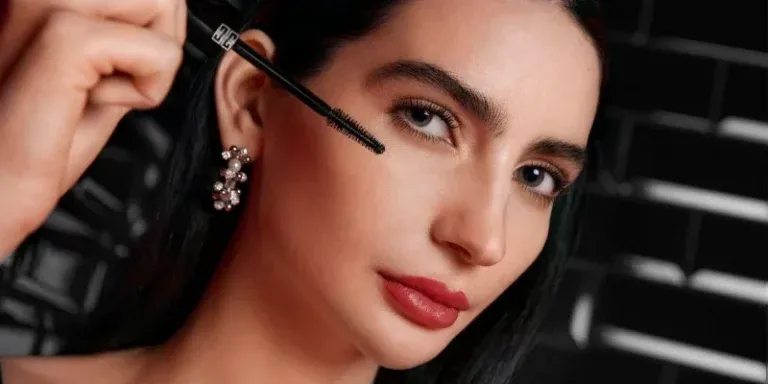 Cómo lograr un maquillaje elegante con solo tres productos básicos