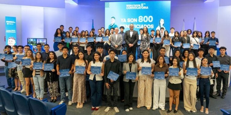 Fundación Nasser y UNITEC entregan 100 becas universitarias a jóvenes hondureños