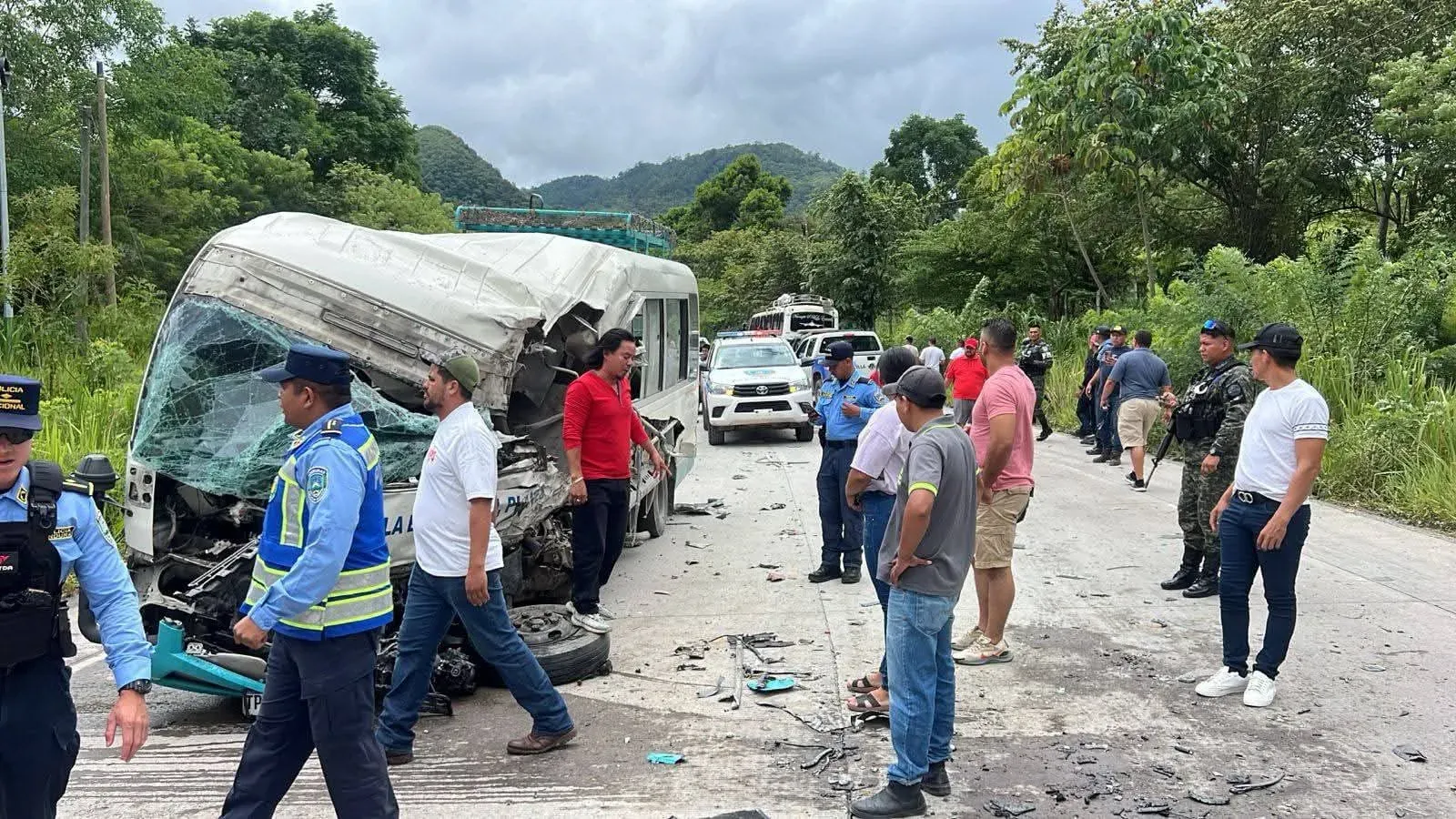 CA-4 Bus se estrella contra rastra