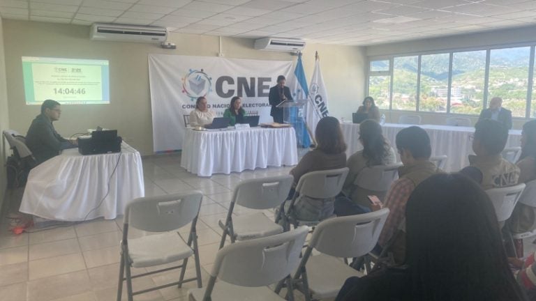 Sin consejeros presentes, dos empresas ofertan por control de calidad de maletas electorales