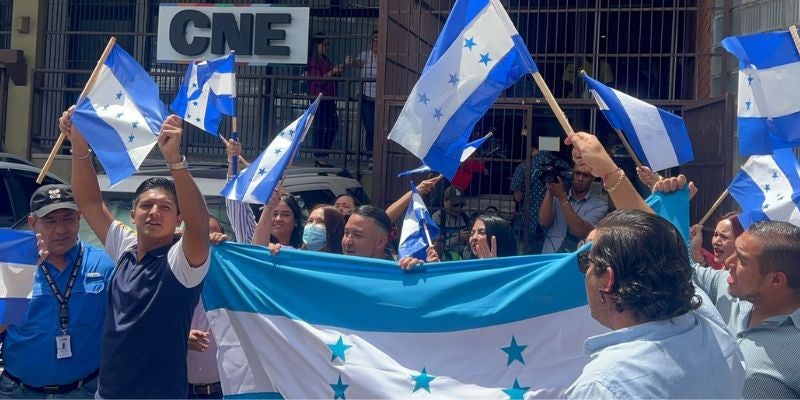 Plantón de sociedad civil y trabajadores del CNE respalda a consejera Cossette López