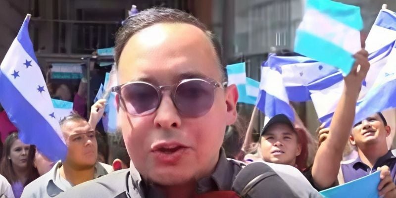 Plantón de sociedad civil y trabajadores del CNE respalda a consejera Cossette López