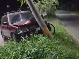 Camioneta se estrella poste eléctrico Anillo Periférico