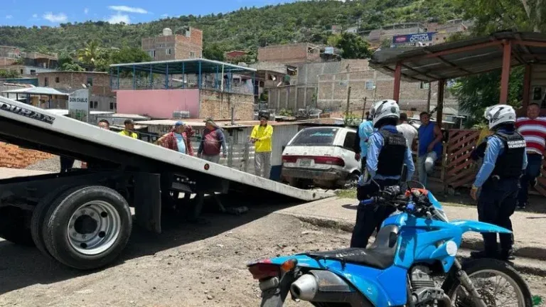 Siguen retirando chatarra vehicular de las calles de Tegucigalpa