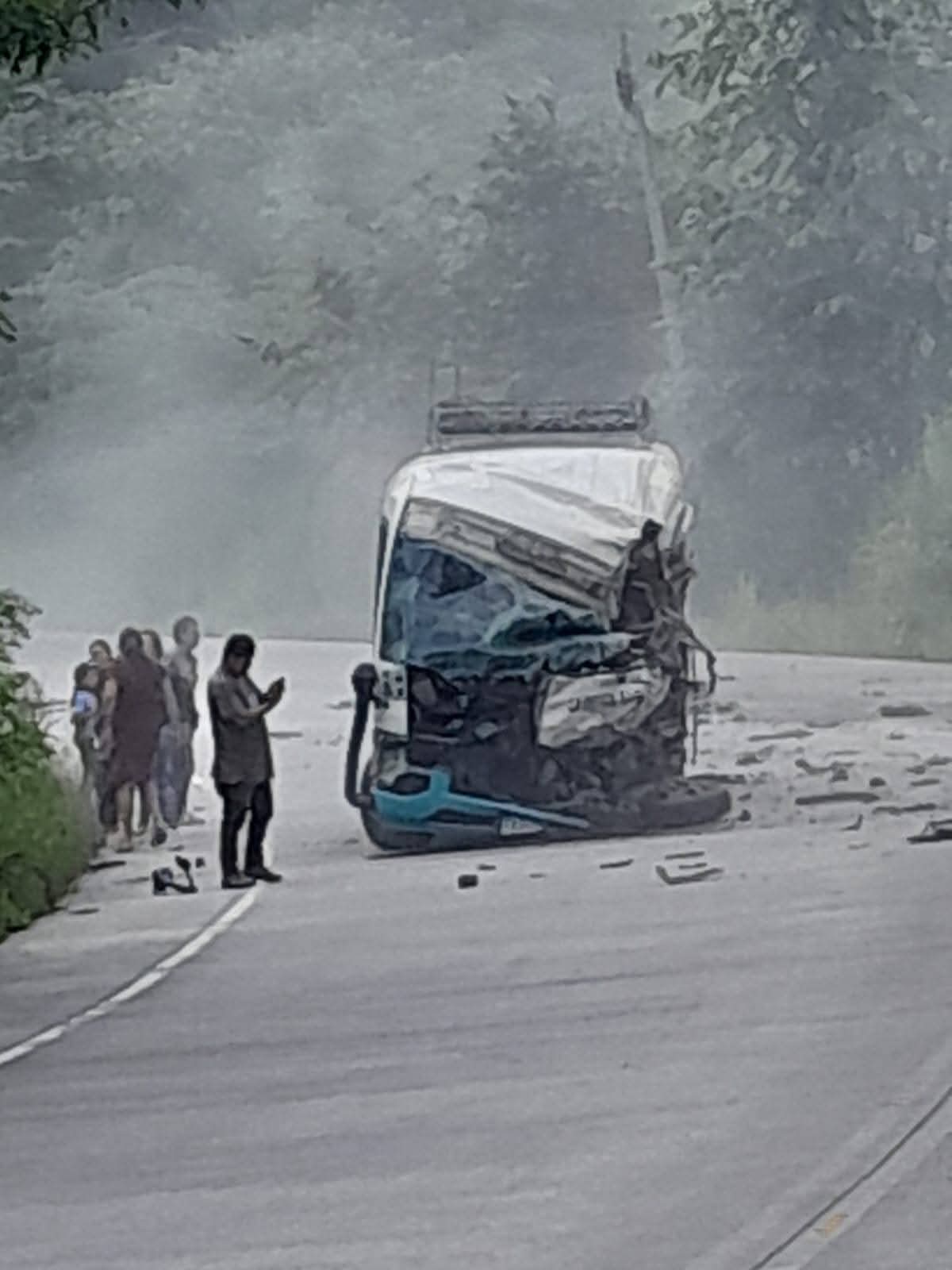 CA-4 Bus se estrella contra rastra