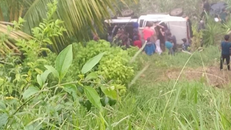 Vehículo cae en hondonada en Olancho