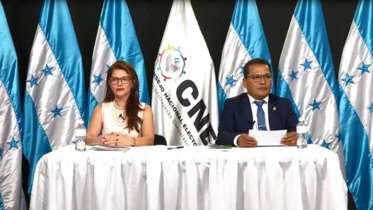 Consejeros suplentes se niegan a participar en sesión del CNE y se alinean con Marlon Ochoa