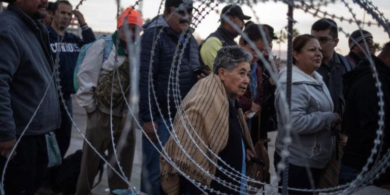 Corte de EE. UU. bloquea medida que impide a migrantes pedir asilo en la frontera