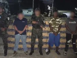 Tres sujetos bebidas medicamentos