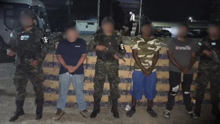 Tres sujetos bebidas medicamentos
