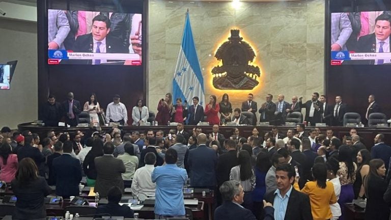 Tensión en el CN: Colectivos de Libre interrumpen conversatorio de consejeras; diputados se van a los golpes