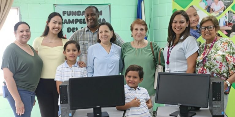 Seguros Continental dona 20 computadoras a la Fundación Sampedrana del Niño