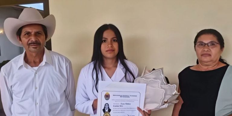 Padres recuerdan orgullosos el sacrificio que llevó a su hija a graduarse de la UNAH