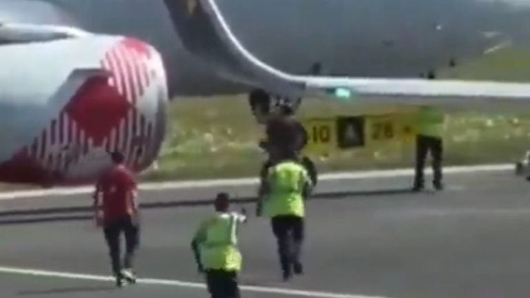 Video: Hombre muere succionado por motor de avión en pista de aeropuerto