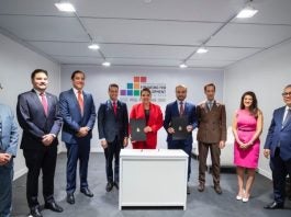 La Presidenta Castro y el titular de la OPEP firmaron el acuerdo del préstamo.