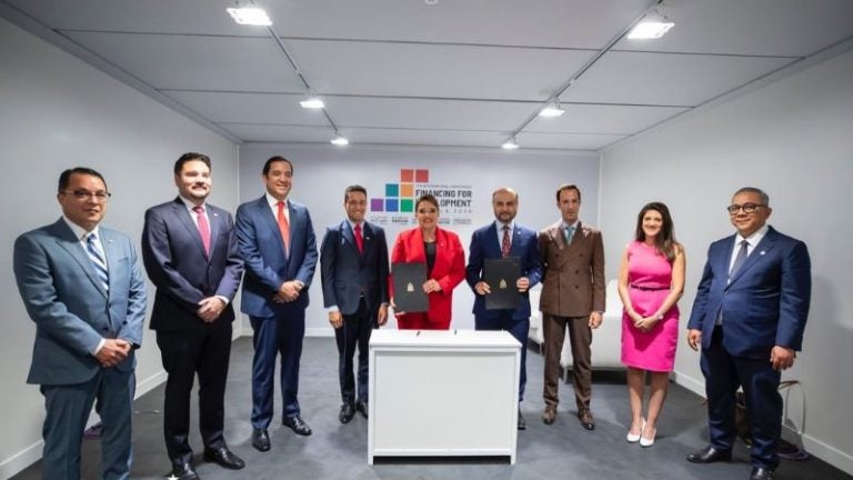 La Presidenta Castro y el titular de la OPEP firmaron el acuerdo del préstamo.