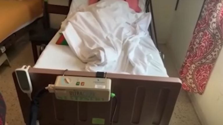 Migrante hondureña postrada en cama teme por su futuro tras fin del TPS