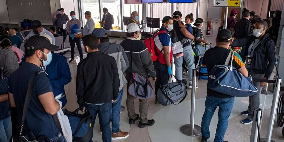 Hondureños varados en Madrid denuncian desinformación y falta de apoyo tras cancelaciones de Iberojet