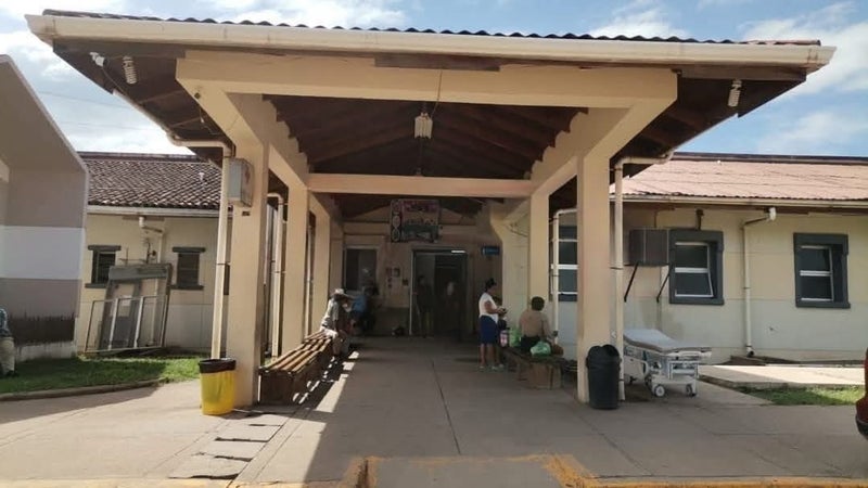 Vehículo cae en hondonada en Olancho