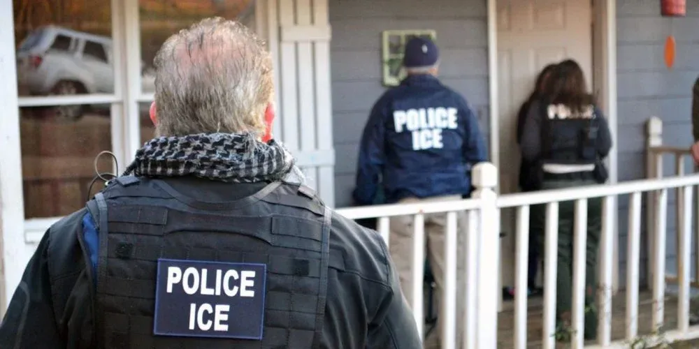 Hombre es arrestado por ICE escuela