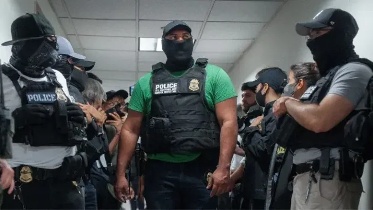 ICE enfrenta demanda de legisladores demócratas
