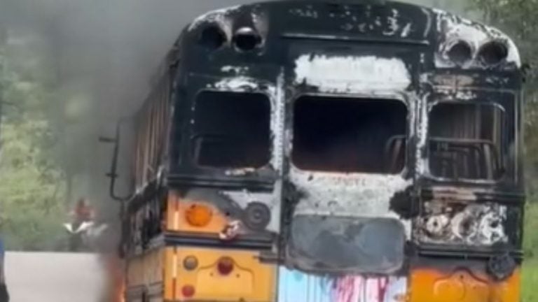 Incendio consume por completo bus interurbano en Comayagua