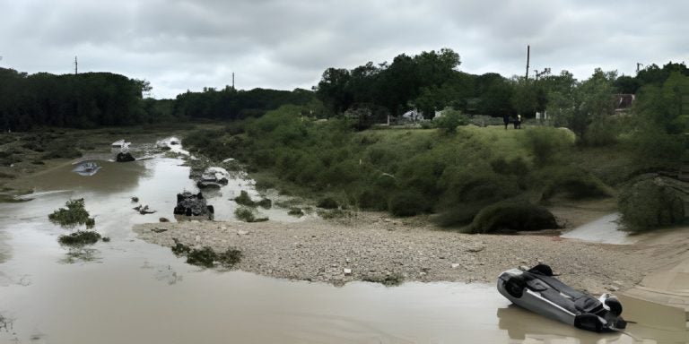 Inundaciones en Texas: al menos 13 fallecidos y 23 menores sin localizar