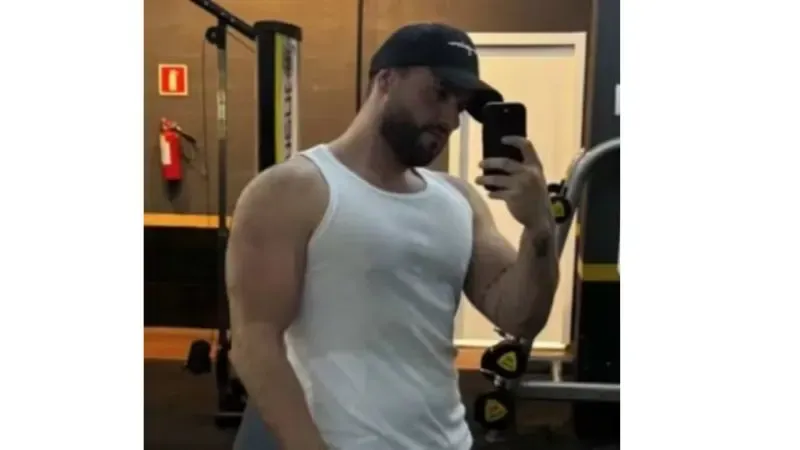 joven fractura piernas gimnasio