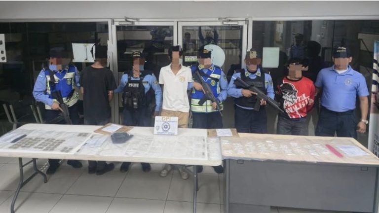Cuando distribuían drogas capturan a dos jóvenes y un menor en Comayagua