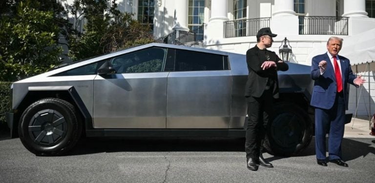 Acciones de Tesla caen más de un 6% tras nuevas críticas de Donald Trump a Musk