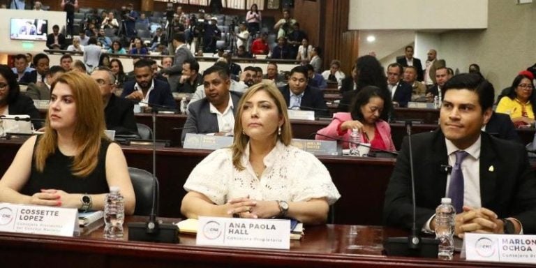 Repudio total por la bajeza de Marlon Ochoa al atacar personalmente a consejera del CNE