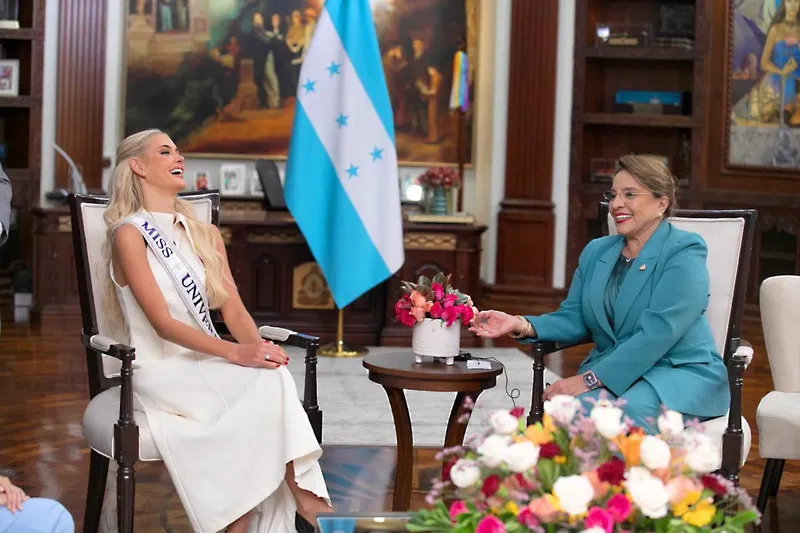 Miss Universo y Xiomara Castro