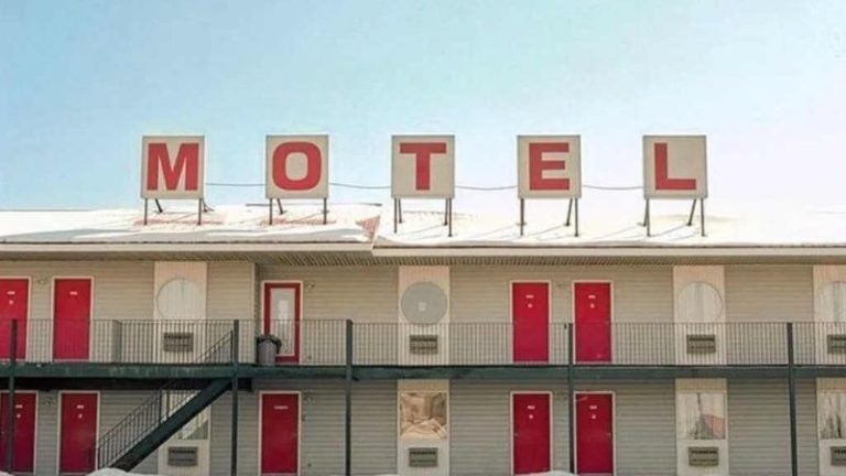 Violento ataque: mujer es apuñalada durante encuentro íntimo en motel