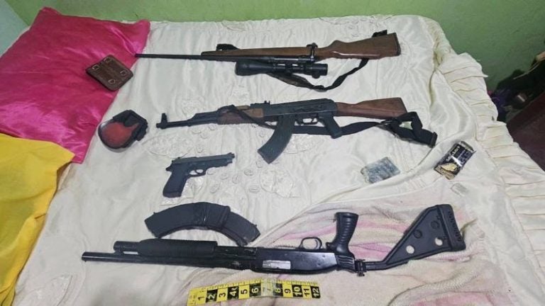 ¡Bien equipada! Capturan a mujer con AK-47 y otras armas en aldea La Tilapa, Olancho
