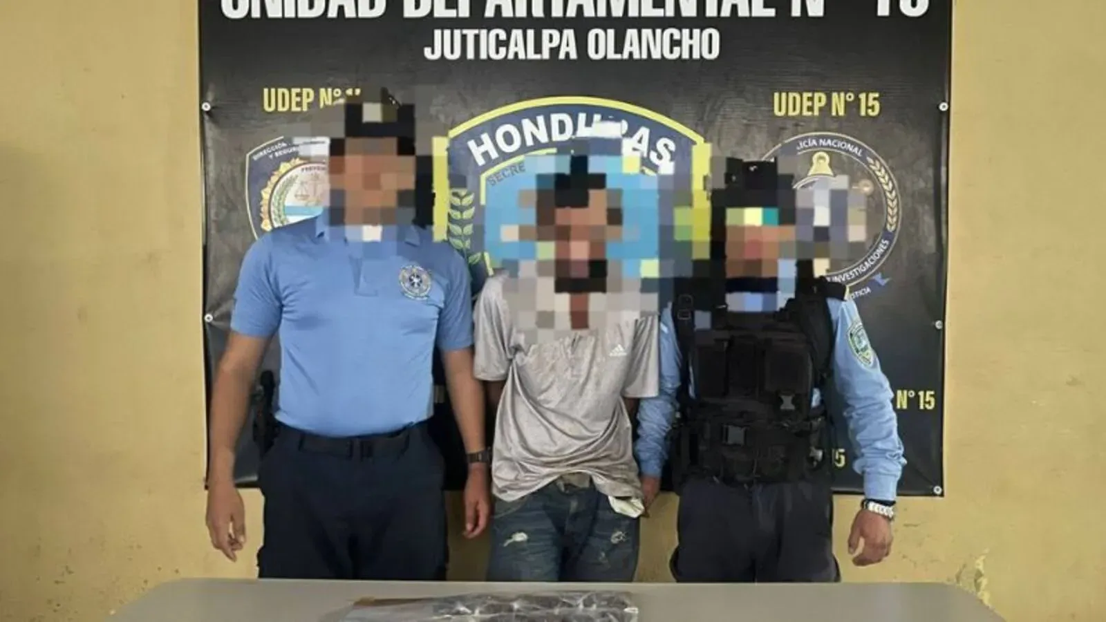 Hombre ataca posta policial con machete en Olancho