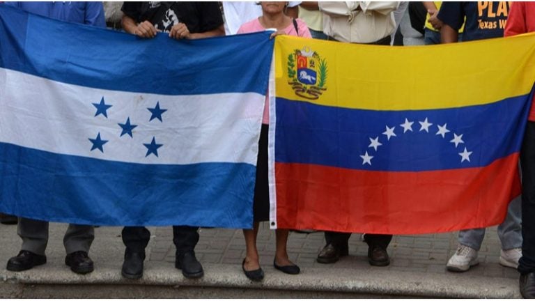 La oposición política señala que el partido de gobierno busca quedarse en el poder.