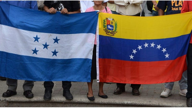 La oposición política señala que el partido de gobierno busca quedarse en el poder.