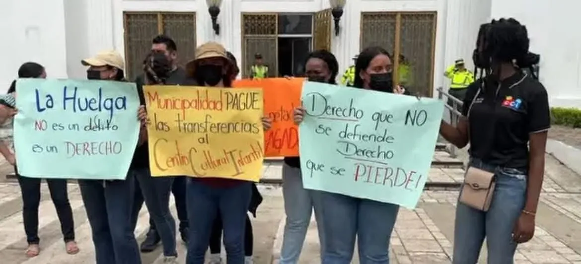 Empleados del Centro Cultural Infantil protestan frente a municipalidad por falta de pago