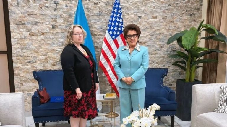 Presidenta de la CSJ y representante de EE. UU. abordan temas de extradición