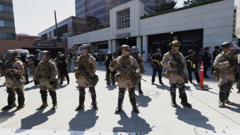 Retiran 700 marines de Los Ángeles tras operativos migratorios y rechazo local
