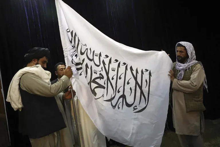 Rusia, primer país del mundo en reconocer a los talibanes como gobierno legítimo