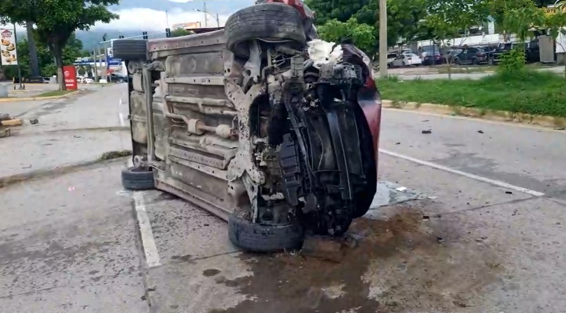 Accidente de tránsito automóvil destruido San Pedro Sula