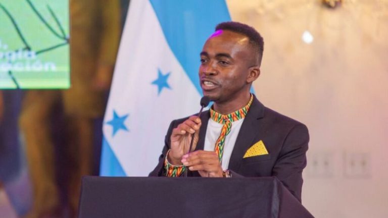 Ministro Luther Castillo niega sobrevaloración en compra de laptops en la Senacit