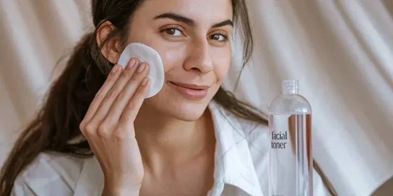 Por qué el tónico facial es el producto de ‘skincare’ que no puede faltar