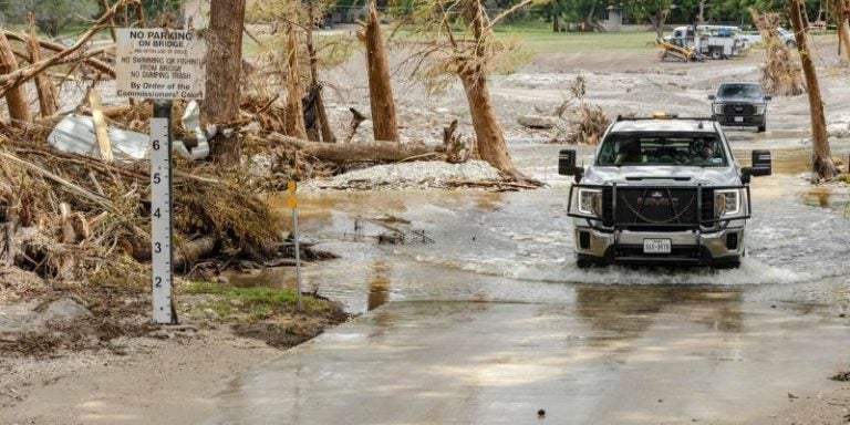 Suspenden búsqueda de víctimas de inundaciones en Texas por nuevas lluvias